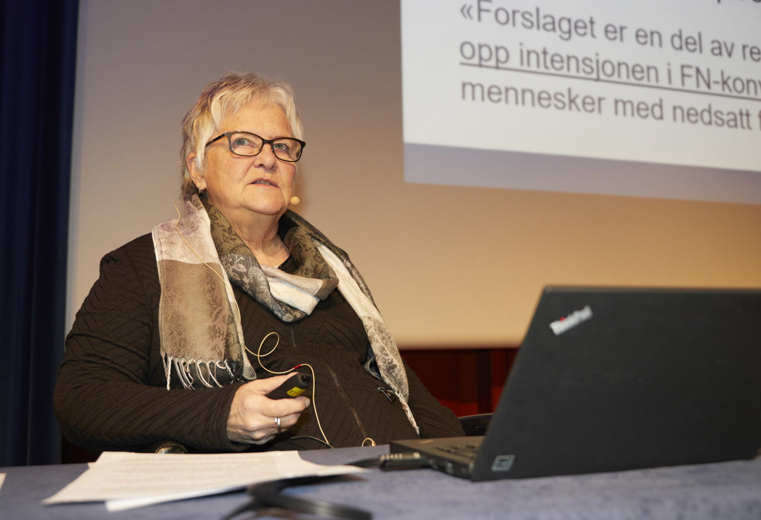 Ann Kristin Krokan på talerstolen mens hun presenterer rapporten.