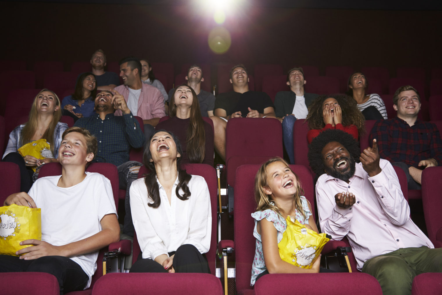 Bilde sv publikum i en kinosal.