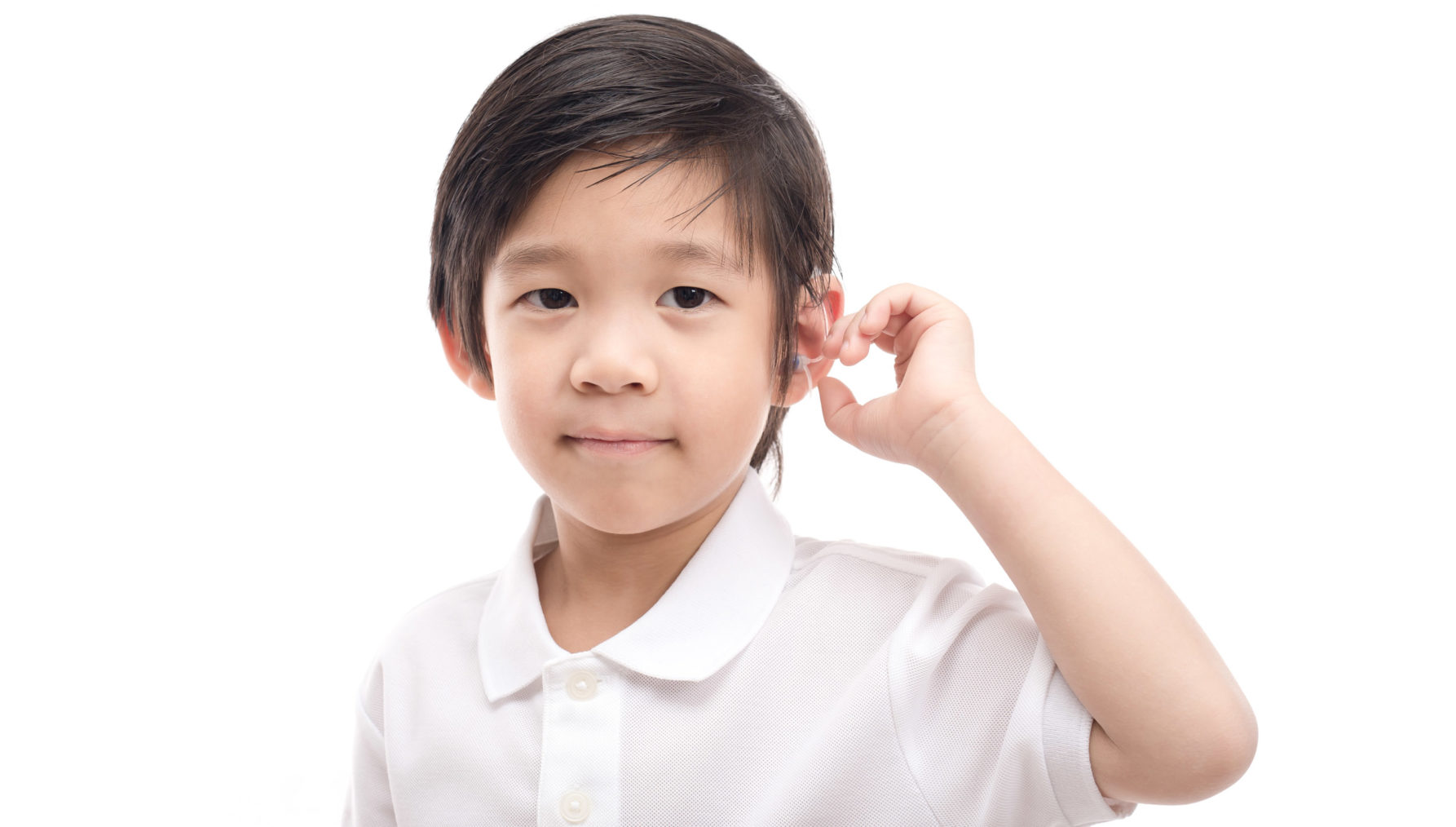 portrettfoto av gutt med høreapparat.