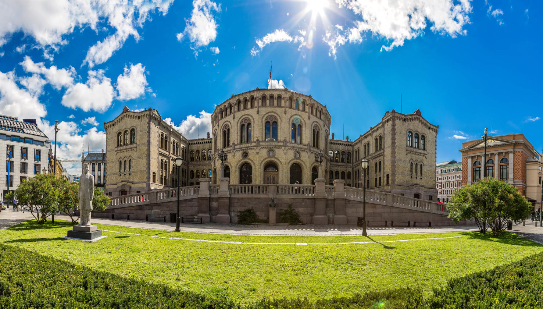 Bilde av fasaden på Stortingsbygningen.