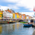 SLIPPER UNNA KRAV: Bilde fra populære Nyhavn i København. Heller ikke med en egen diskrimineringslov for funksjonshemmede trenger de populære kroene å være tilgjengelige. (Illustrasjonsfoto: Colourbox)