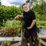 NYTER UTELIVET: Som pensjonist har Dag Hongve god tid til å kose seg i den flotte hagen han og kona har opparbeidet i Ytre Enebakk. (Alle foto: Tore Fjeld)
