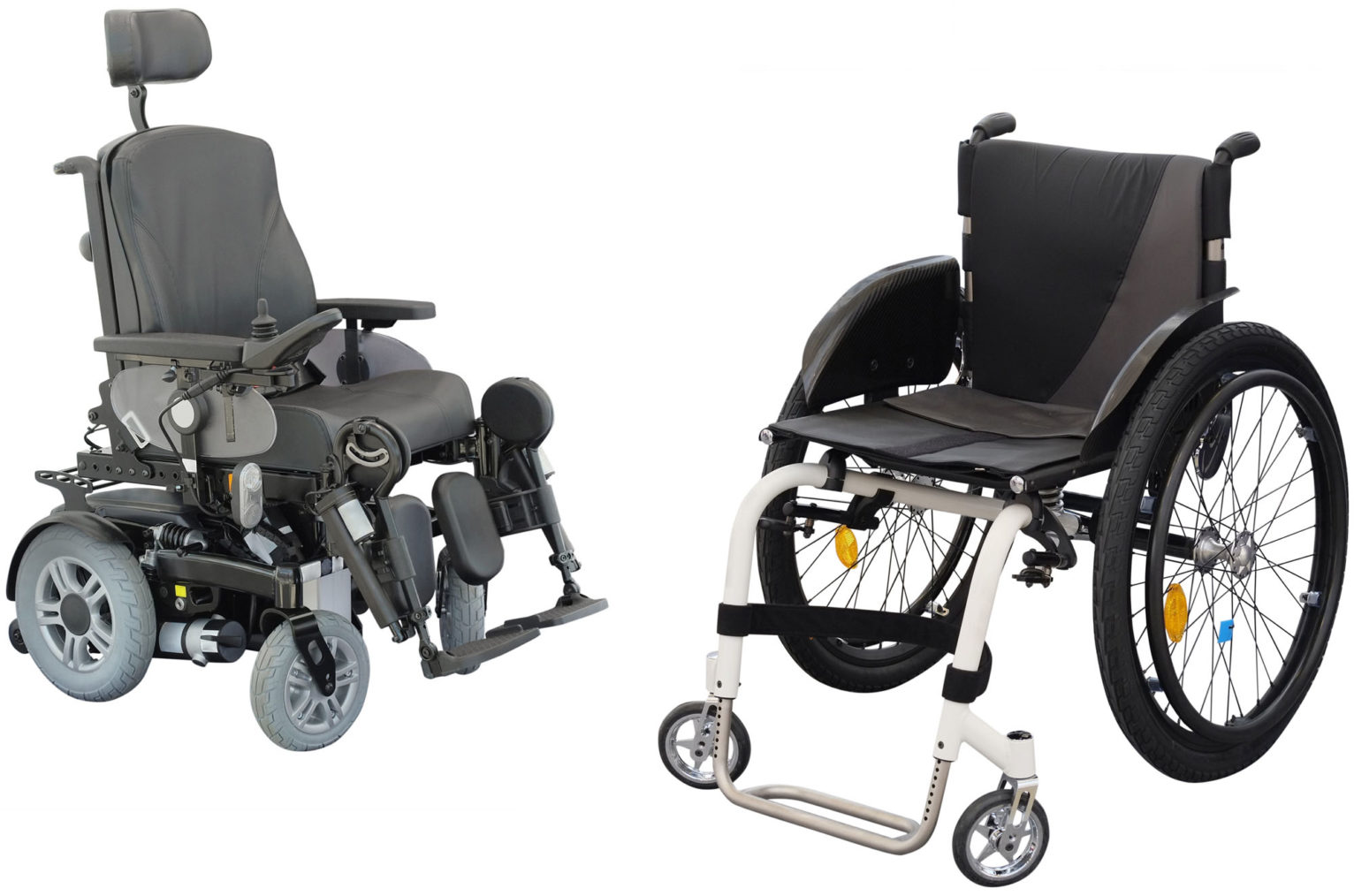 Illustrasjonsbilde av to rullestoler, en elektrisk og en manuell.