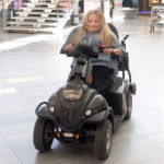 YPPERLIG TIL BYTURER: Laila Røynestad opplever at el-scooteren gir henne større bevegelsesfrihet og mulighet til opplevelser hun ellers ikke ville hatt mulighet til. (Foto: Øystein Mikalsen)