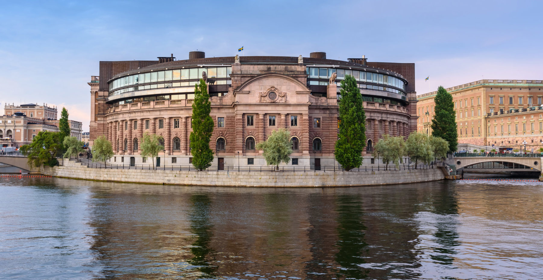 Bilde av fasaden på riksdagsbygningen.