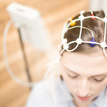 HJERNESTYRING: Med elektroder på hodet er det meningen å kunne fange opp tankeimpulser og bruke dem til å styre hjelpemidler. (Illustrasjonsfoto: Colourbox)