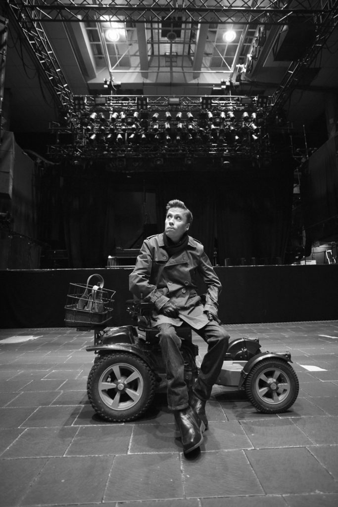 Jan Grue med sin elektriske rullestol inne på Rockefeller.