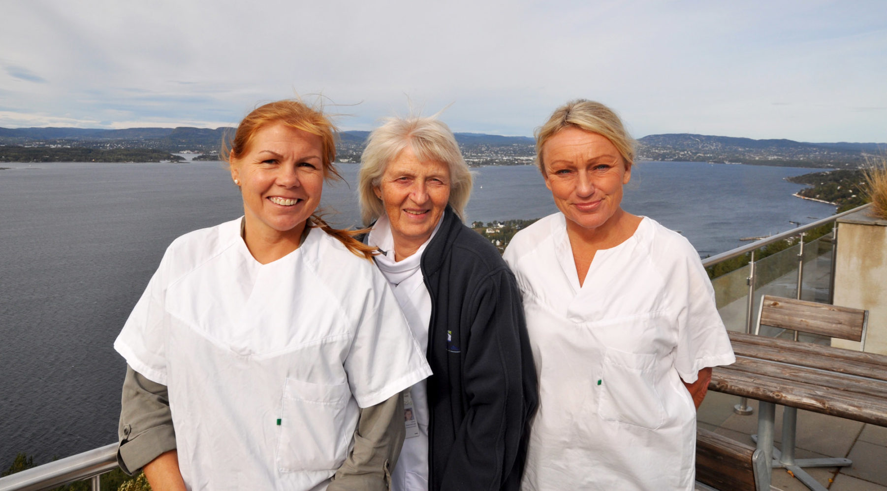 De tre fotografert på terrassen på Sunnaas sykehus med utsikten over Oslofjorden i bakgrunnen.