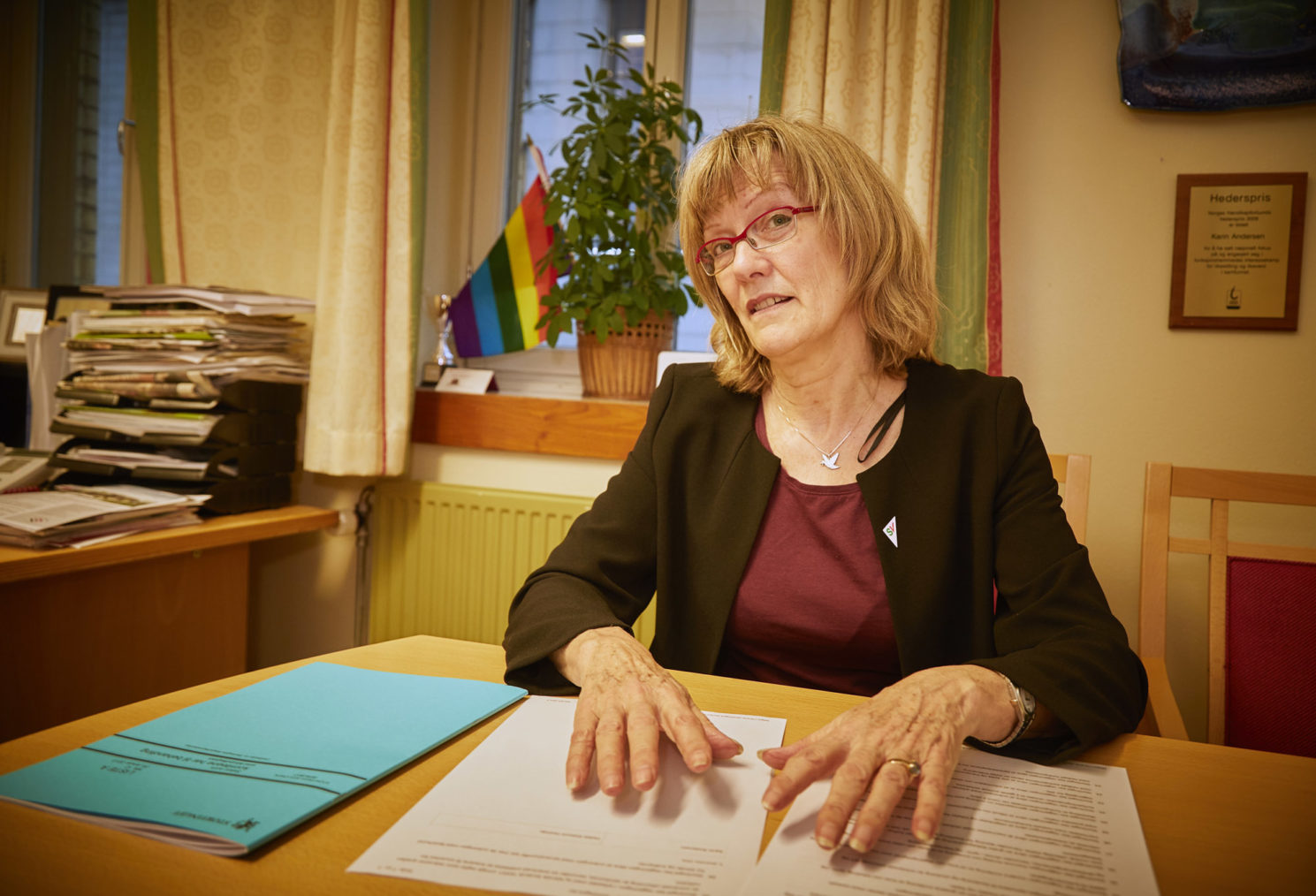 Karin Andersen fotografert ved skrivebordet på kontoret sitt.