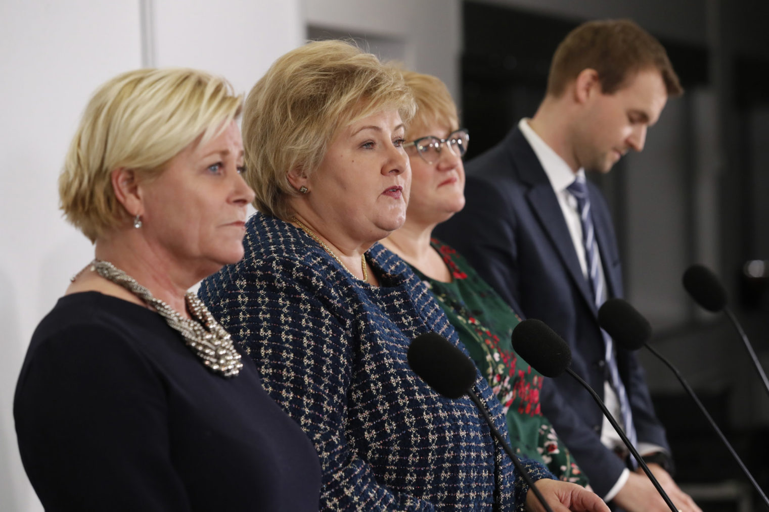 De fire fotografert sammen på pressekonferansen.