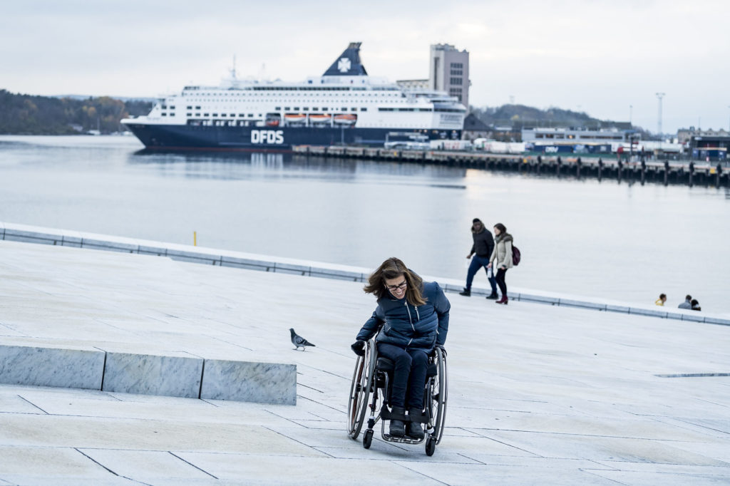 Ingrid tar seg fram oppover taket på Operaen.