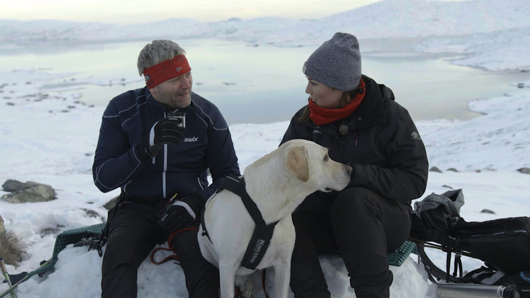 De to og hunden ute på tur i fjellet.