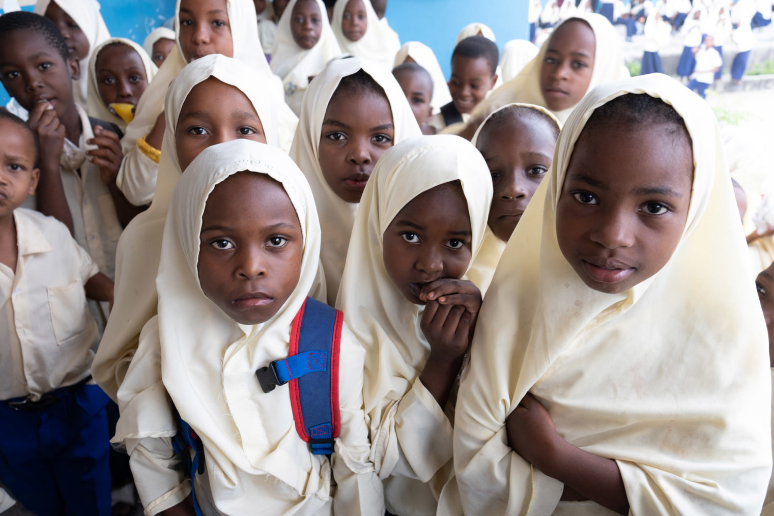 En flokk med skolejenter. Alle har skoleuniformer med hijab.