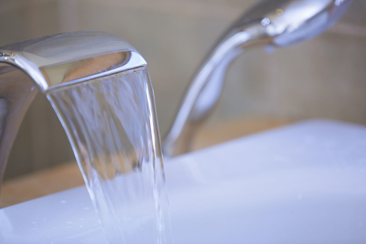 Nærbilde av tappekran på badet.