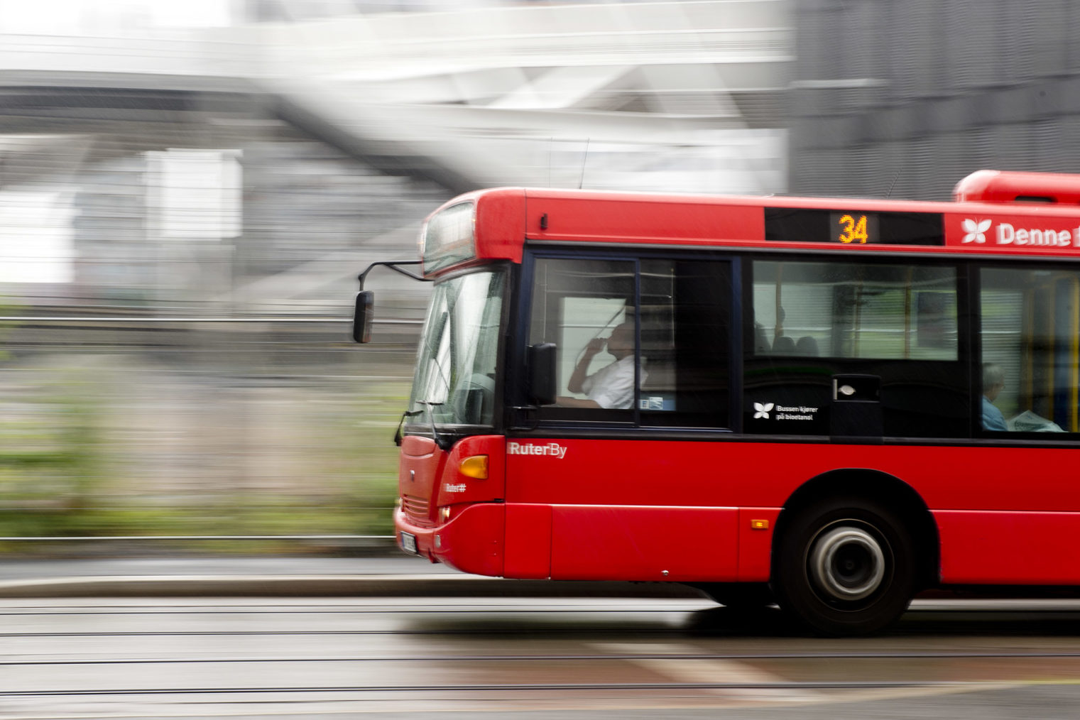 Bilde av rød «Oslo-buss» i fart.