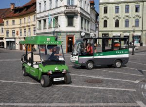 Bilde av små bybusser i sentrum av Ljubljana.