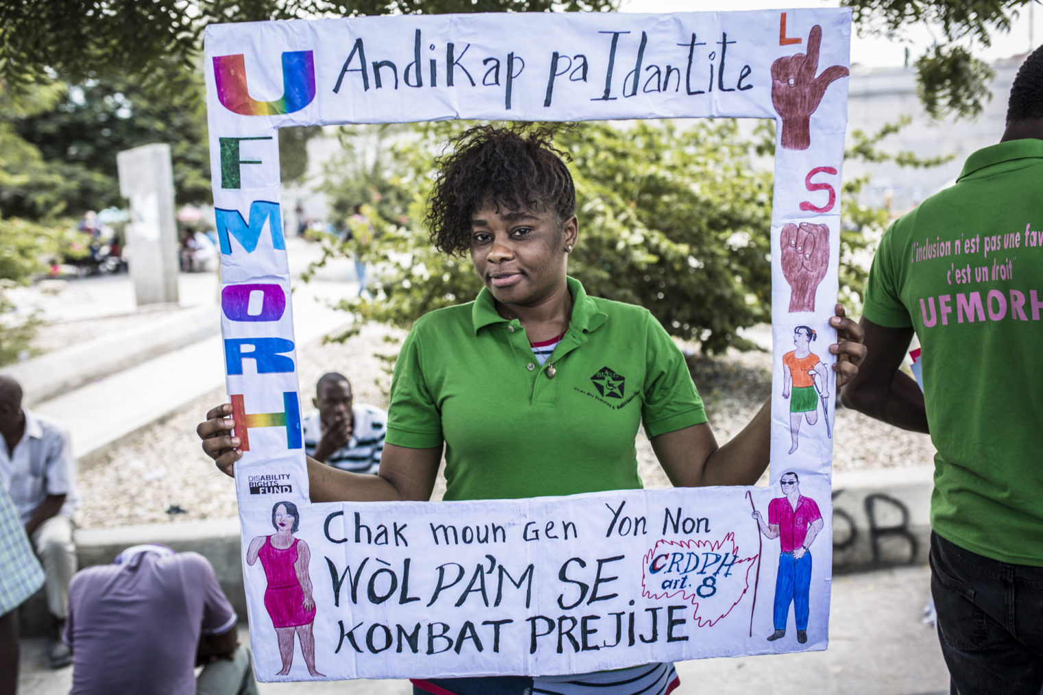 Hun holder rammen med teksten foran seg, slik at den omkranser henne.