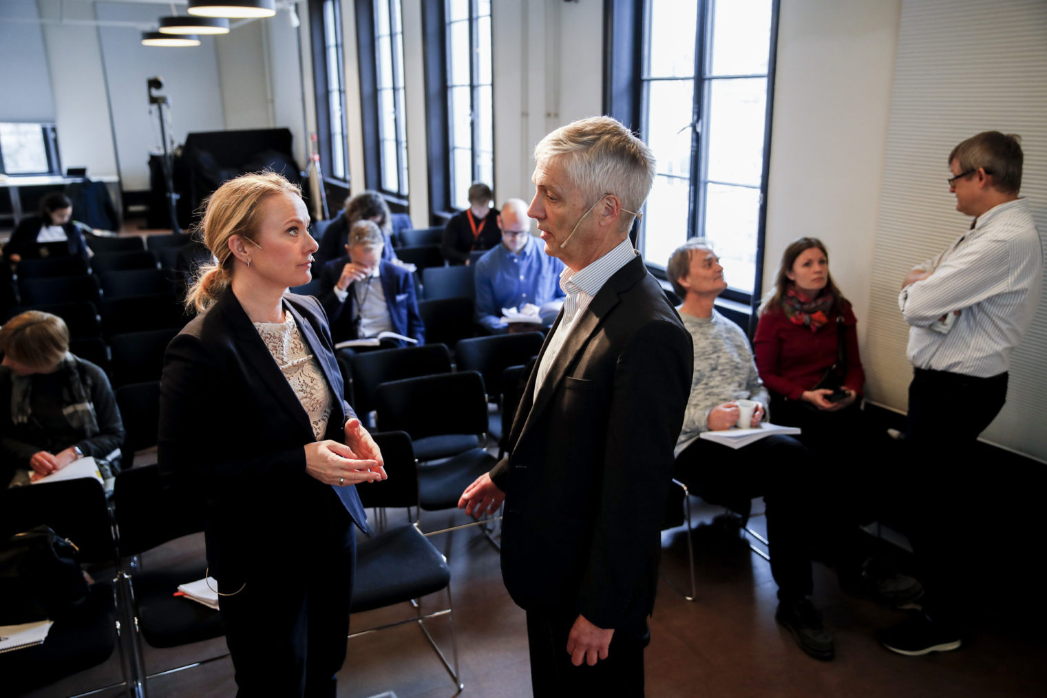 Holden og Hauglie i samtale i konferansesal.