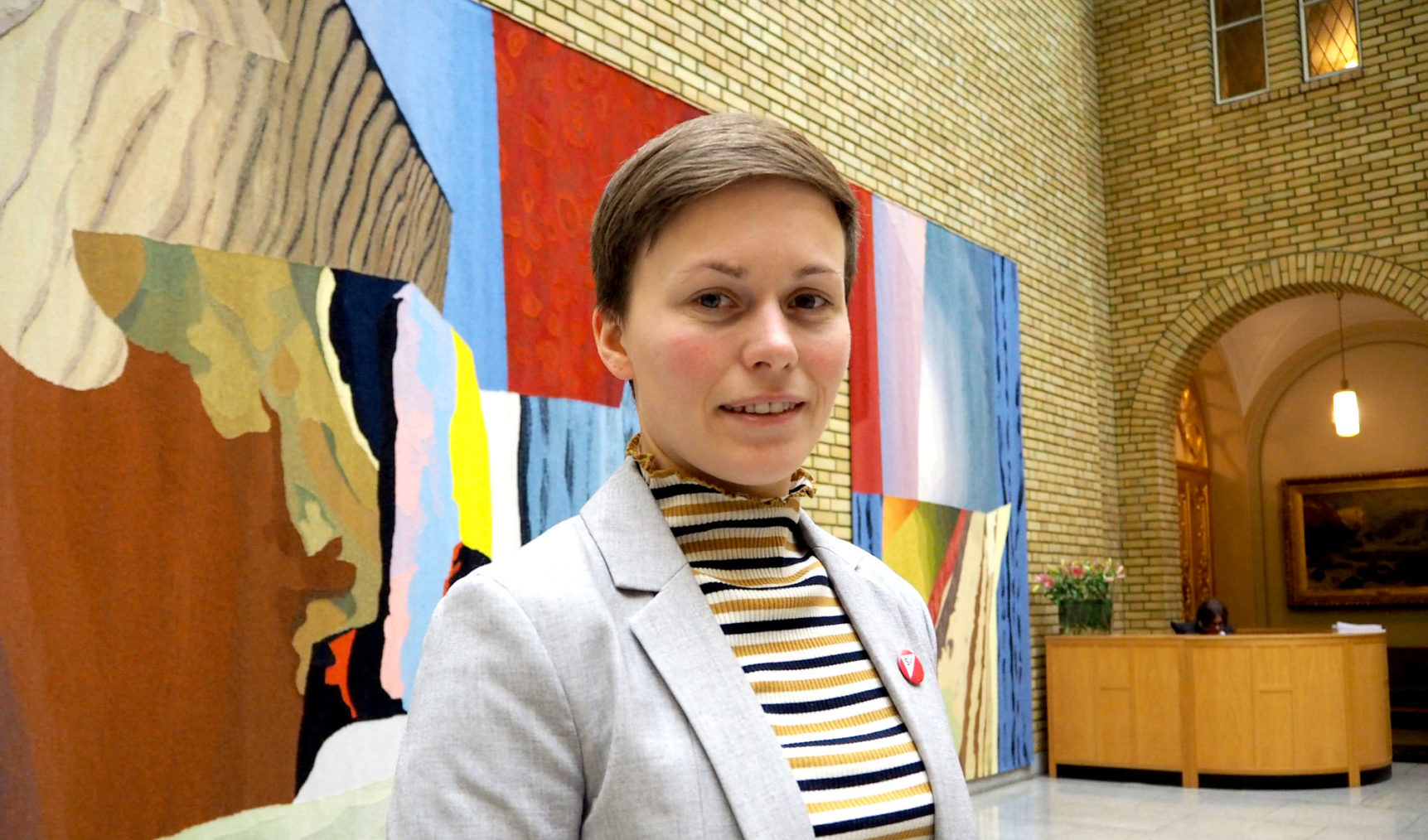 Stortingspolitiker Solfrid Lerbrekke i Vandrehallen på Stortinget.