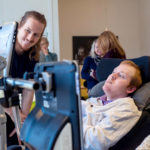 KOMMUNIKASJON: Andreas Teigøy (til høyre) fra Digjobb.no og Sigve Resaland fra TV 2 skole viser mulighetene med ASK-hjelpemidler.