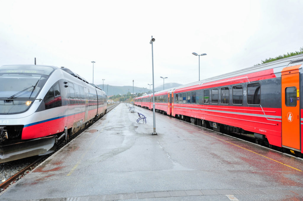 Bilde fra perrongen på Bodø stasjon med to parkerte tog.