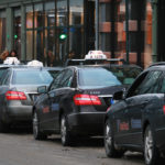 MINDRE TILGJENGELIG? Norges Handikapforbund frykter at det blir færre drosjer som kan frakte rullestolbrukere med den nye taxiloven. (Illustrasjonsfoto: Colourbox)