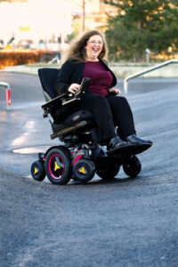 Kirsti kjører elektrisk rullestol i skateparken.