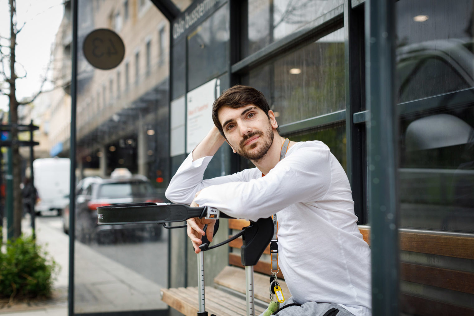 Amir Hashani på bussholdeplass.