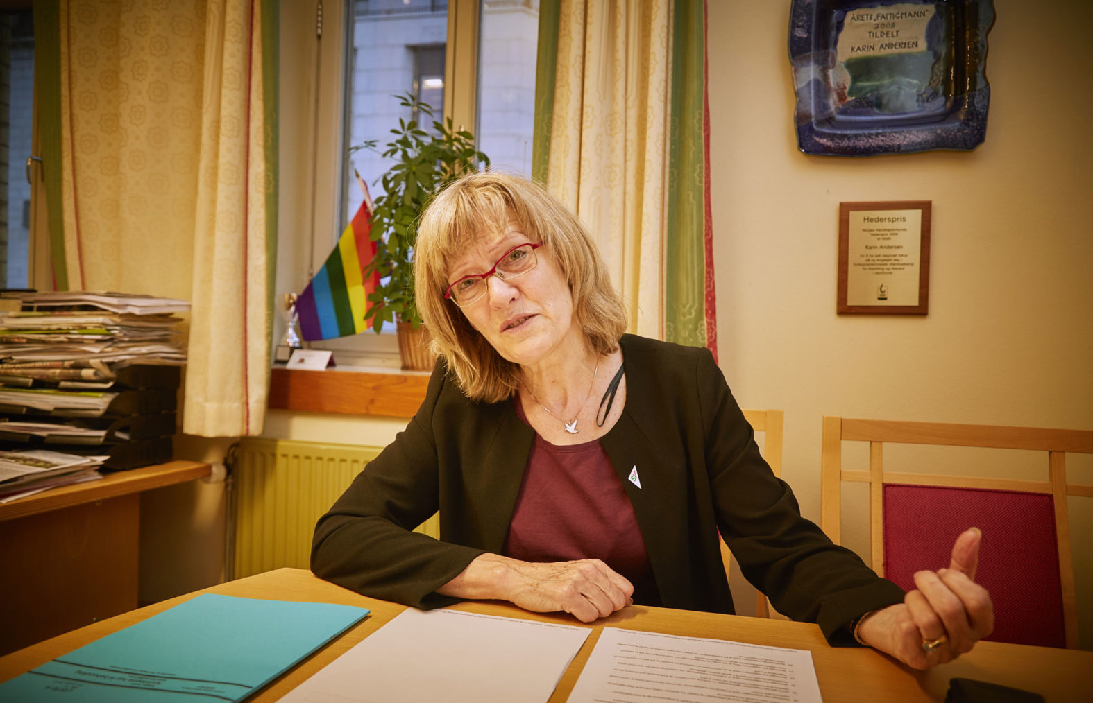 Karin Andersen ved skrivebordet på kontoret sitt.