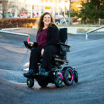 ANGRER IKKE: Elektrisk rullestol har gitt Kirsti Stenersen fra Trondheim bevegelsesfriheten tilbake. – Hvorfor i all verden gikk jeg ikke over tidligere? spør hun seg. (Alle foto: Ivar Kvistum)