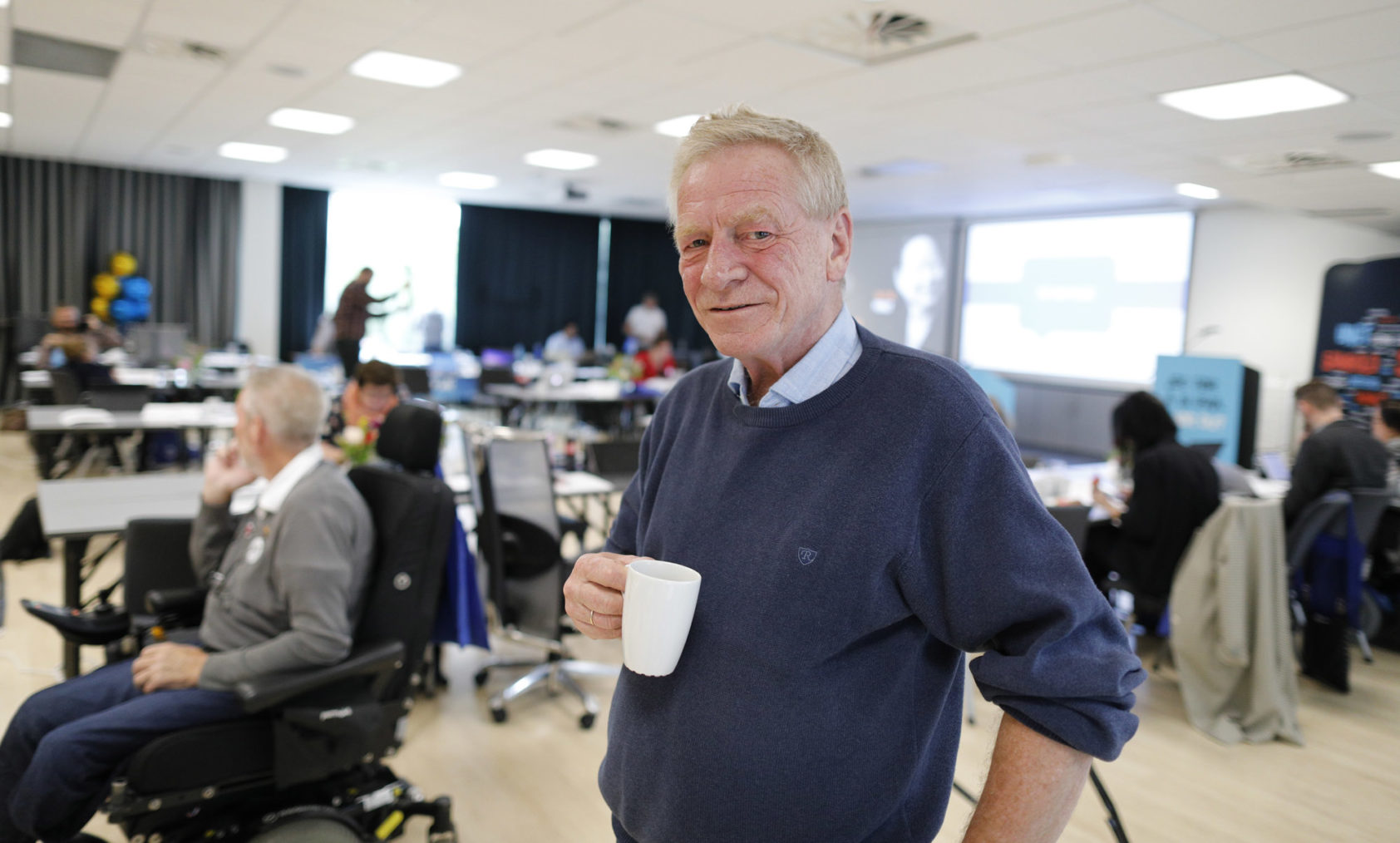 Arne Lein med kaffekoppen i en pause i landsmøtesalen.