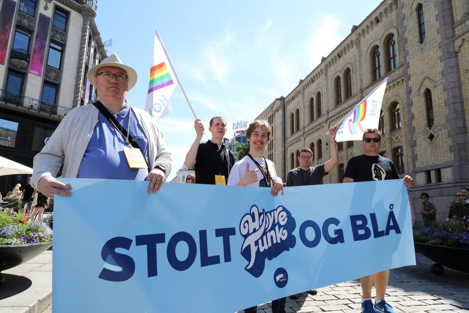 Oskar Eikeseth og flere bærer et banner med teksten «Stolt og blå – HøyreFunk».