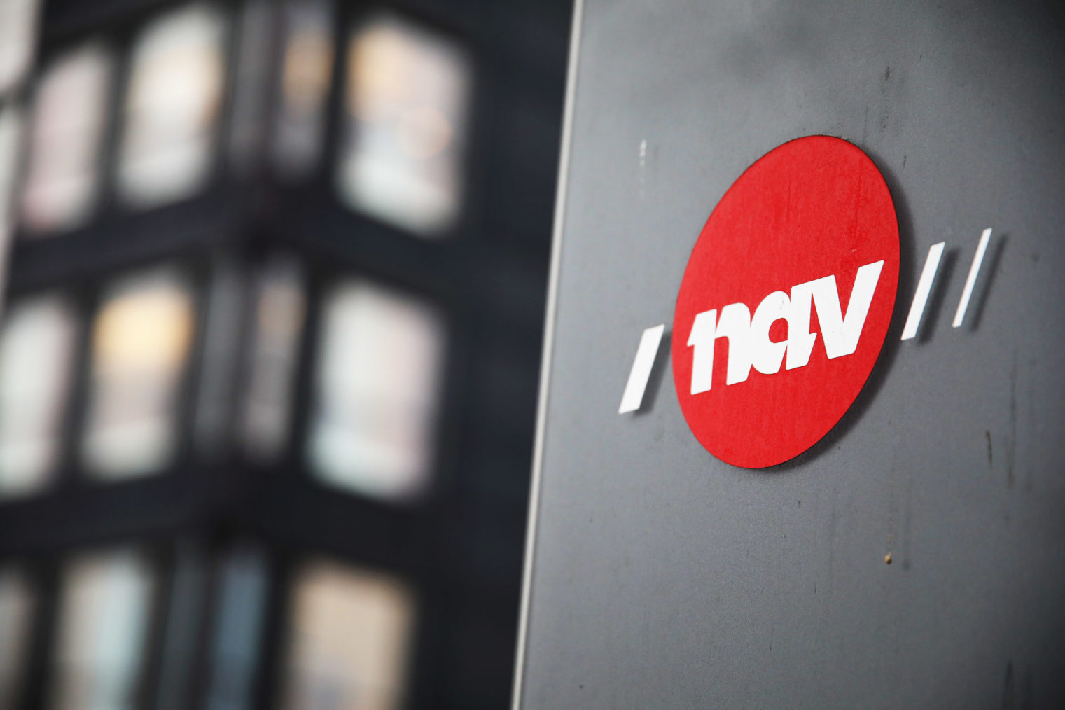 Bilde av Nav-logoen foran en kontorbygning.