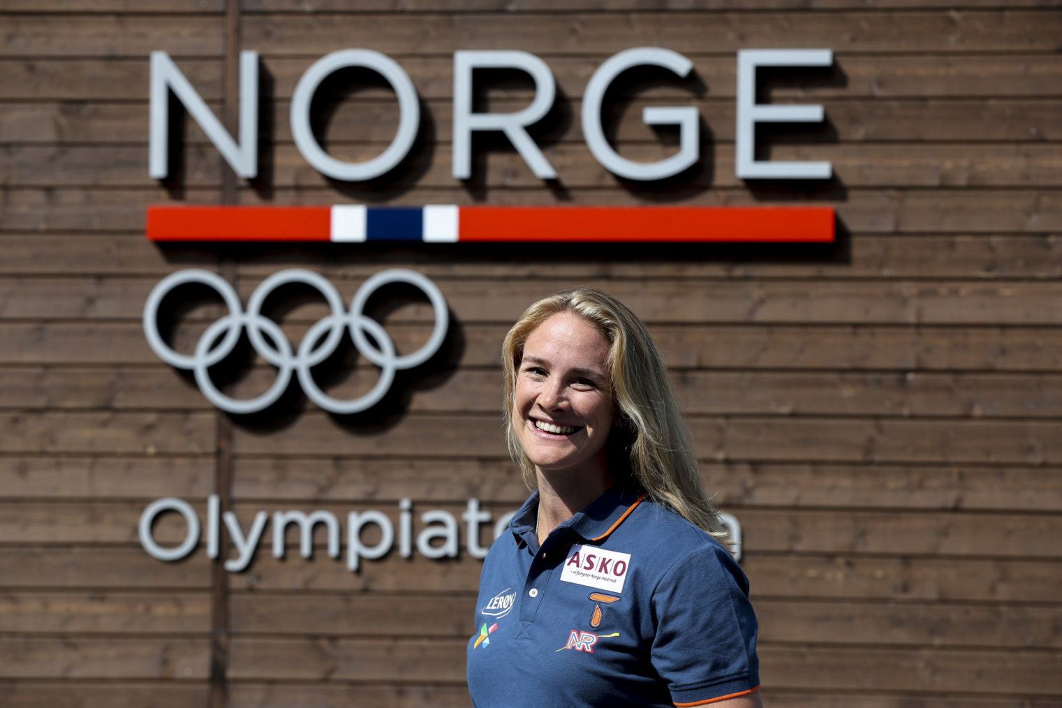 Birgit Skarstein foran Olympiatoppens logo.