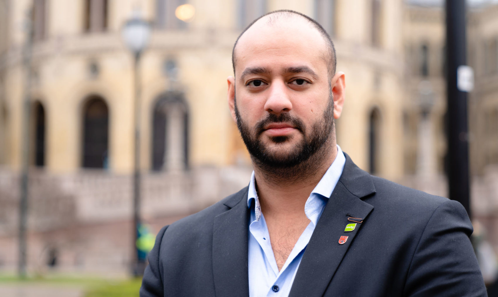 Portrett av Farid Shariati foran Stortinget.