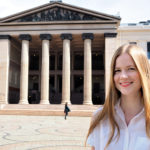 FRAM I LYSET: Statsviter Kjersti Skarstad vil ha fram kunnskap om funksjonshemmedes menneskerettigheter fram i lyset. Hun har tatt doktorgrad på temaet, og har nå skrevet boka «Funksjonshemmedes menneskerettigheter – fra prinsipper til praksis. Her på Universitetsplassen i Oslo, foran juridisk fakultet. (Foto: Britt Knutsdatter Arnhøy)