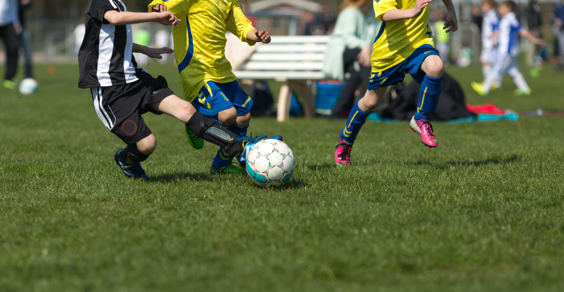 Illustrasjonsbilde av barn som spiller fotball på en turnering.