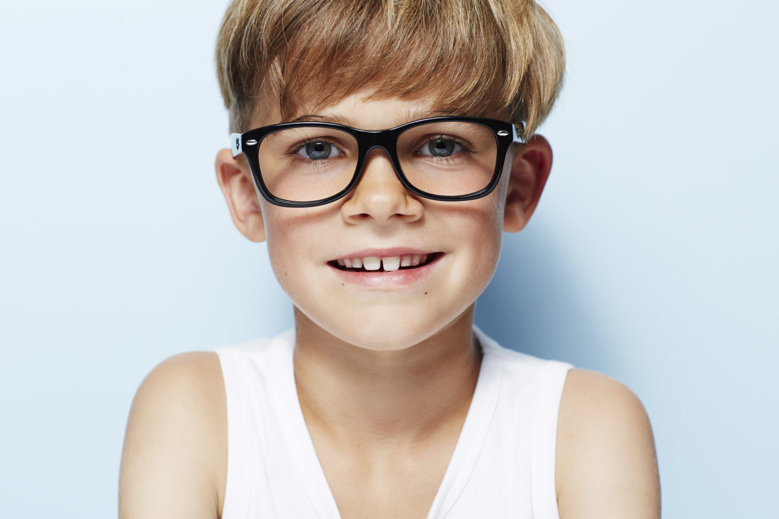 Portrettfoto av gutt med briller.