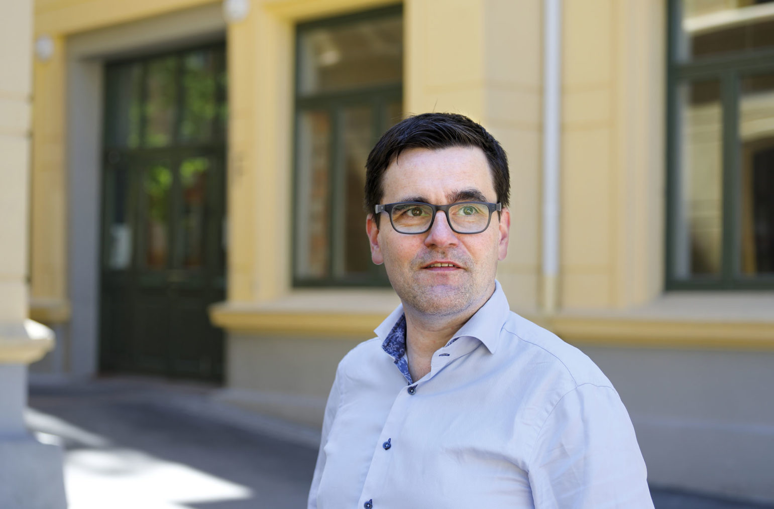 Håvard Ravn Ottesen fotografert i en skolegård.