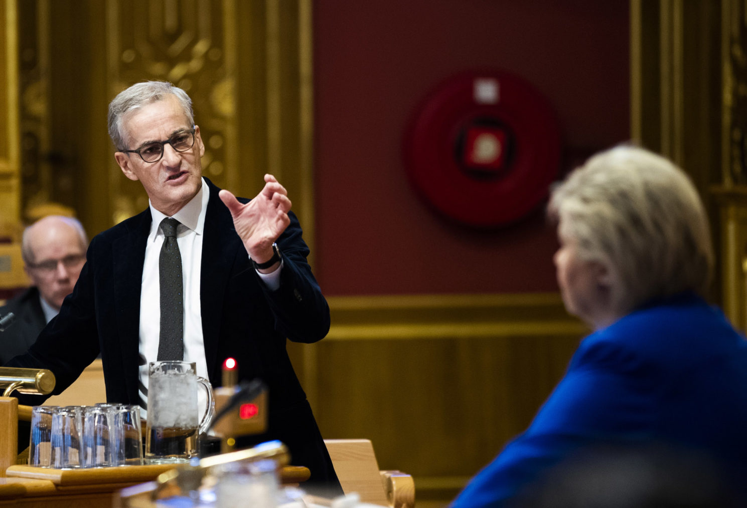 Jonas Gahr Støre og Erna Solberg debatterer i stortingssalen.