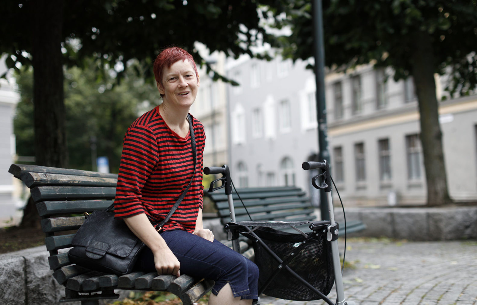 Mari Liljenstrøm på en benk i parken.