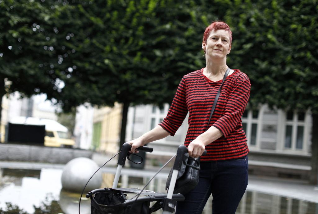 Mari Liljenstrøm med rullator i parken.