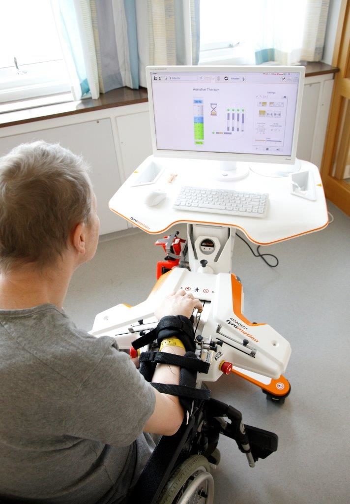 Bilde av Stein Erik som trener med maskinen.