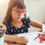 KUTTER BRILLESTØTTE: Regjeringspartiene vil at barn med «særskilte behov» får dekket nødvendige brilleutgifter. (Illustrasjonsfoto: Colourbox)