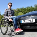 TABU-TABLÅ: Adrians høyst personlige bilskilt er en fandenivoldsk hilsen til dem som tror at funksjonshemmede ikke kan komme seg opp og fram. Særlig det siste. (Alle foto: Ivar Kvistum)