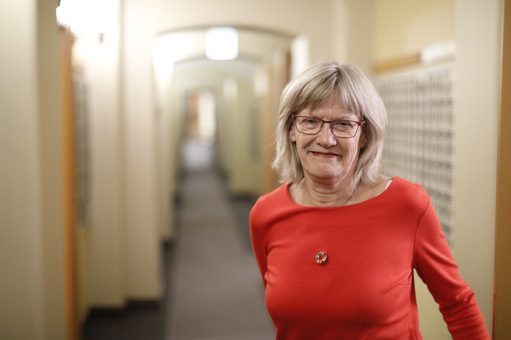 Karin Andresen fotografert i en korridor på Stortinget.