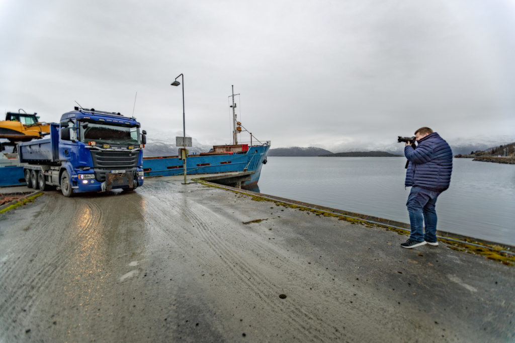 Jon Henrik fotograferer lastebilen med grusen ute på kaia.
