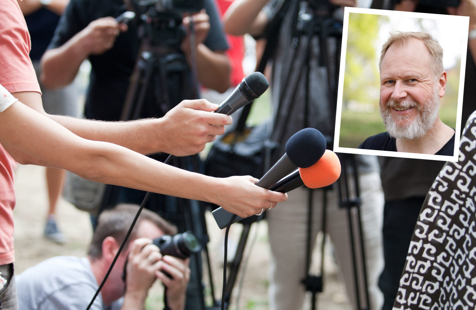 Illustrasjonsbilde av reportere på pressekonferanse. Portrett av Kvistum innfelt.