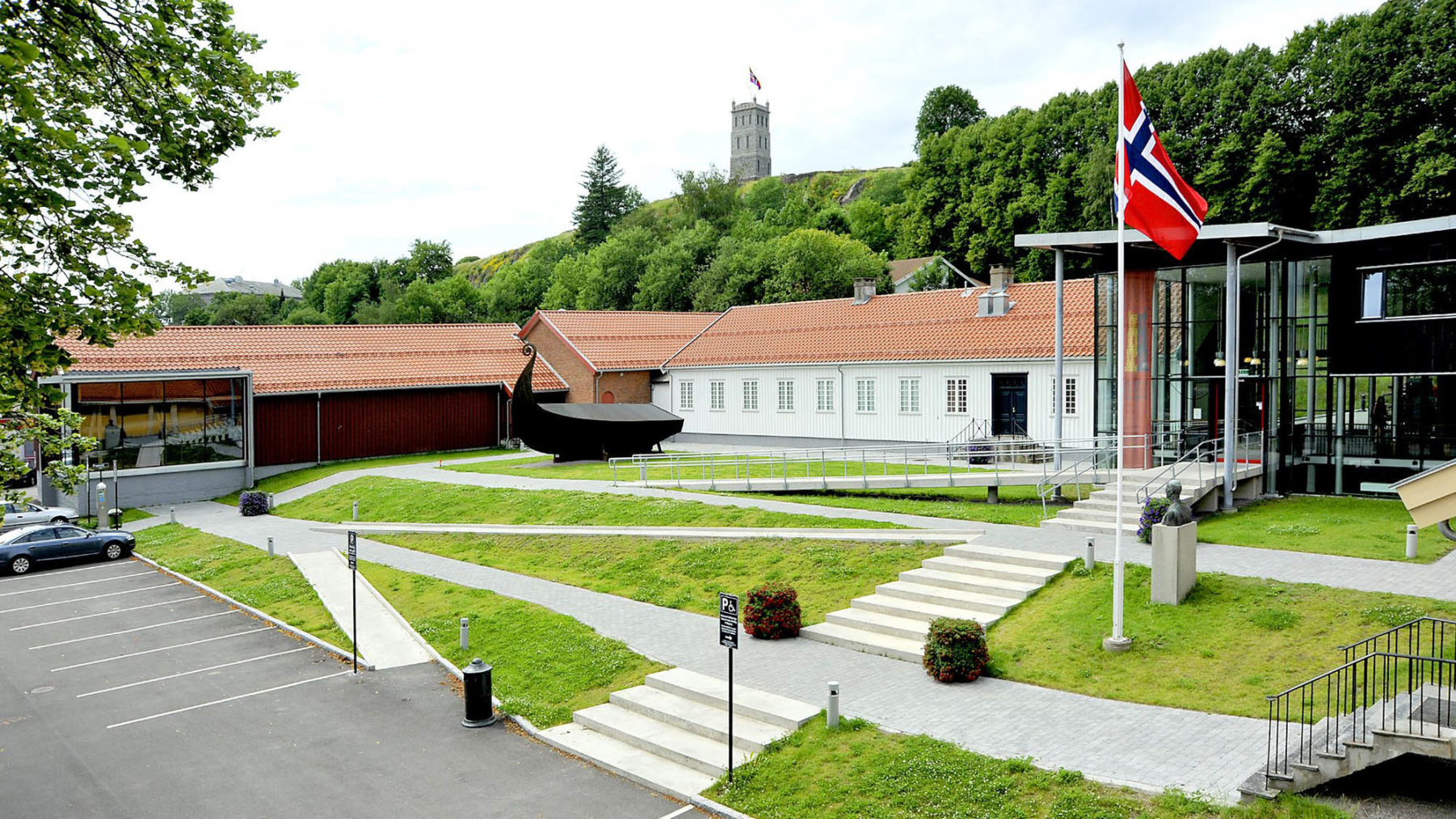 Oversiktsbilde fra inngangspartiet ved Slottsfjellsmuseet. I forgrunnen ser man rampene fra parkeringsplassen opp mot inngangspartiet.