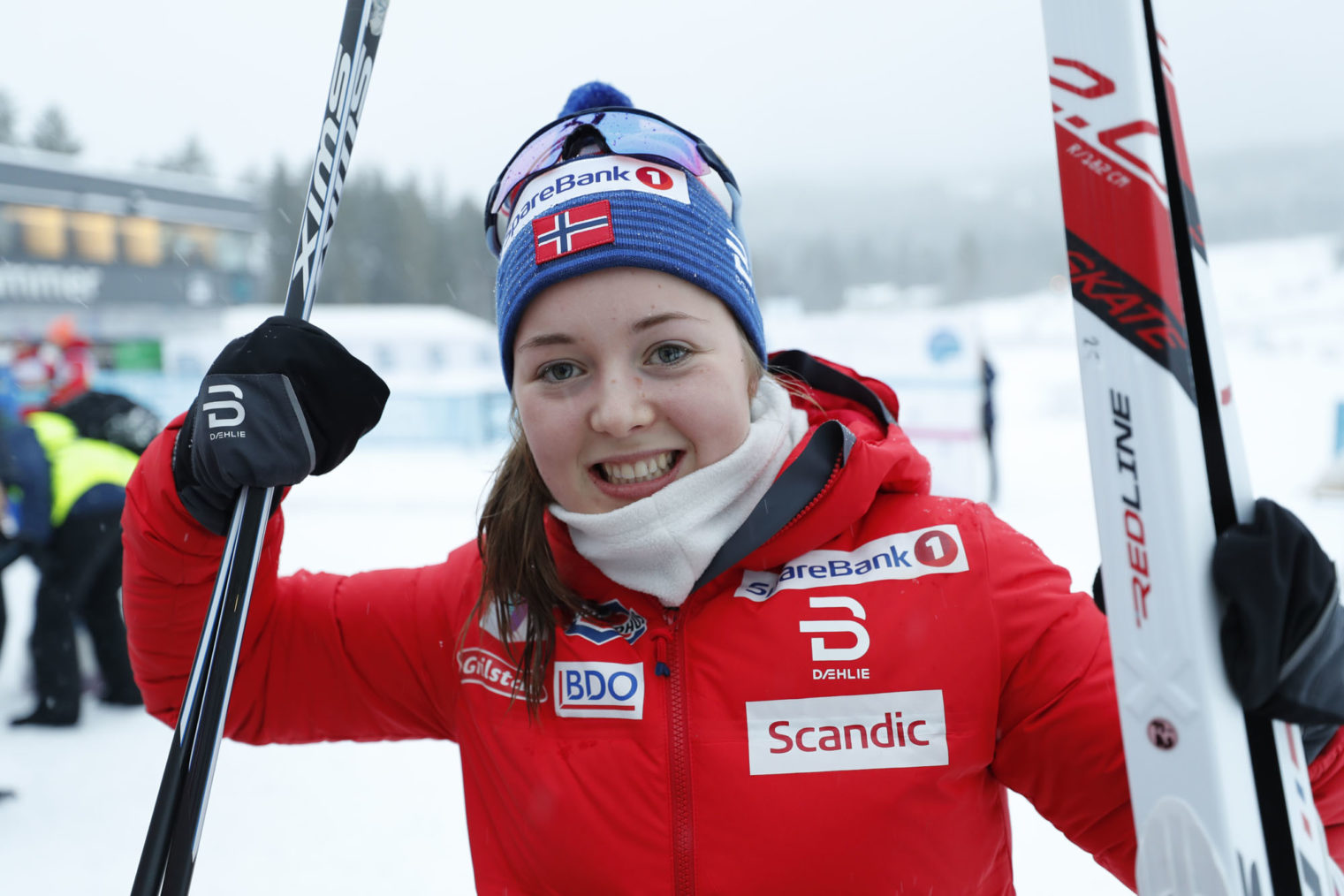 Vilde Nilsen på stadion poserer med ski og staver for fotografen.